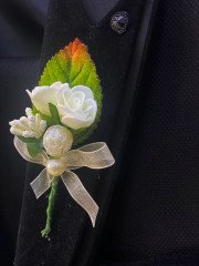 Yaka Çiçeği - Damat Çiçeği - Sağdıç Çiçeği Çift Gül Yanyana Beyaz Pıtırcıklı