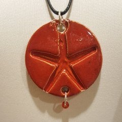 Deniz Yıldızı İşlemeli Kırmızı Madalyon Kolye