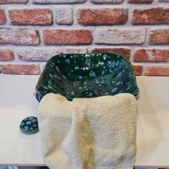 Kristal sırlı havlu askılığı olan lavabo