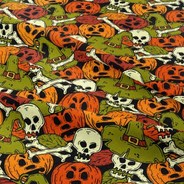Happy Halloween Yeşil zemin üzerinde Korkunç yüzlüBal kabakları ve Kurukafalar ve kemikler Cadılar Bayramı Desenli Kumaş