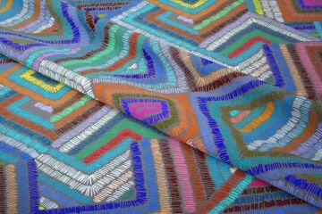 Gri Zemin Üzerine Mavi Tonlarda Renkli Çizgili Geometrik Desenli Dijital Baskılı Kumaş