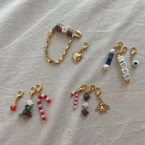 Çatal İğneli Harfli Charm Set