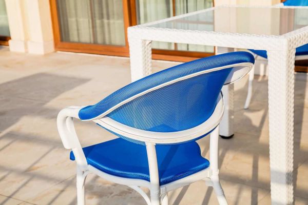 80x80 cm Beyaz Renk Rattan Plastik Dış Mekan Bahçe Masası Cafe Kafe Restoran Otel Ev Bahçesi Balkon Teras Veranda İçin Açık Hava Masası