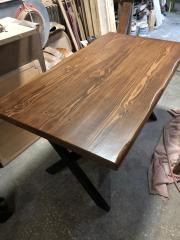 Doğal Ceviz Renkli Kütük Masa 140x80 cm | Göknar Ağacı Üst Tabla, Metal Ayaklı, Mutfak Salon Kafe Restaurant Masası