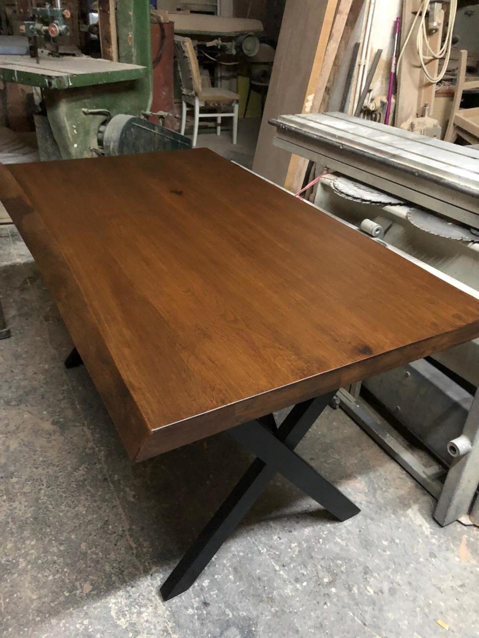 Doğal Ağaç Kütük Masa 80x140 cm – Fırınlanmış Kayın, Ceviz Renk, Metal Çapraz Ayaklı