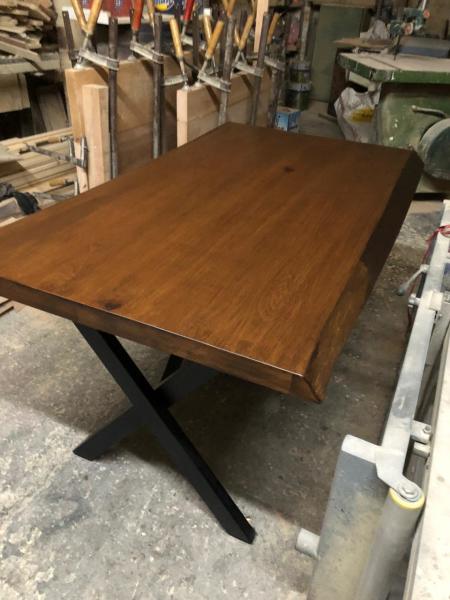 Doğal Ağaç Kütük Masa 80x140 cm – Fırınlanmış Kayın, Ceviz Renk, Metal Çapraz Ayaklı