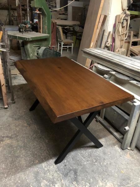 Doğal Ağaç Kütük Masa 80x140 cm – Fırınlanmış Kayın, Ceviz Renk, Metal Çapraz Ayaklı