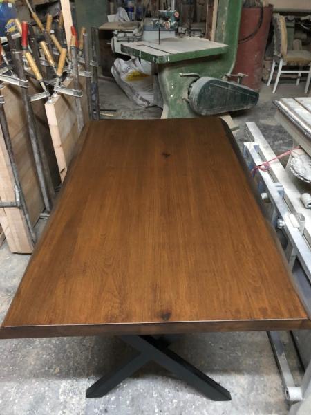 Doğal Ağaç Kütük Masa 80x140 cm – Fırınlanmış Kayın, Ceviz Renk, Metal Çapraz Ayaklı