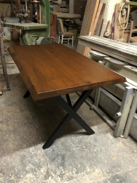 Doğal Ağaç Kütük Masa 80x140 cm – Fırınlanmış Kayın, Ceviz Renk, Metal Çapraz Ayaklı