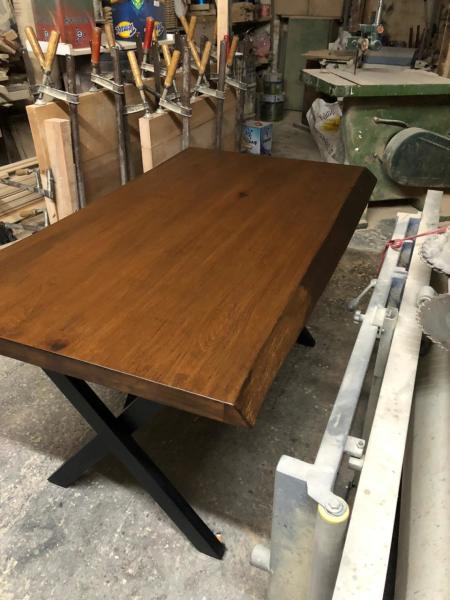 Doğal Ağaç Kütük Masa 80x140 cm – Fırınlanmış Kayın, Ceviz Renk, Metal Çapraz Ayaklı