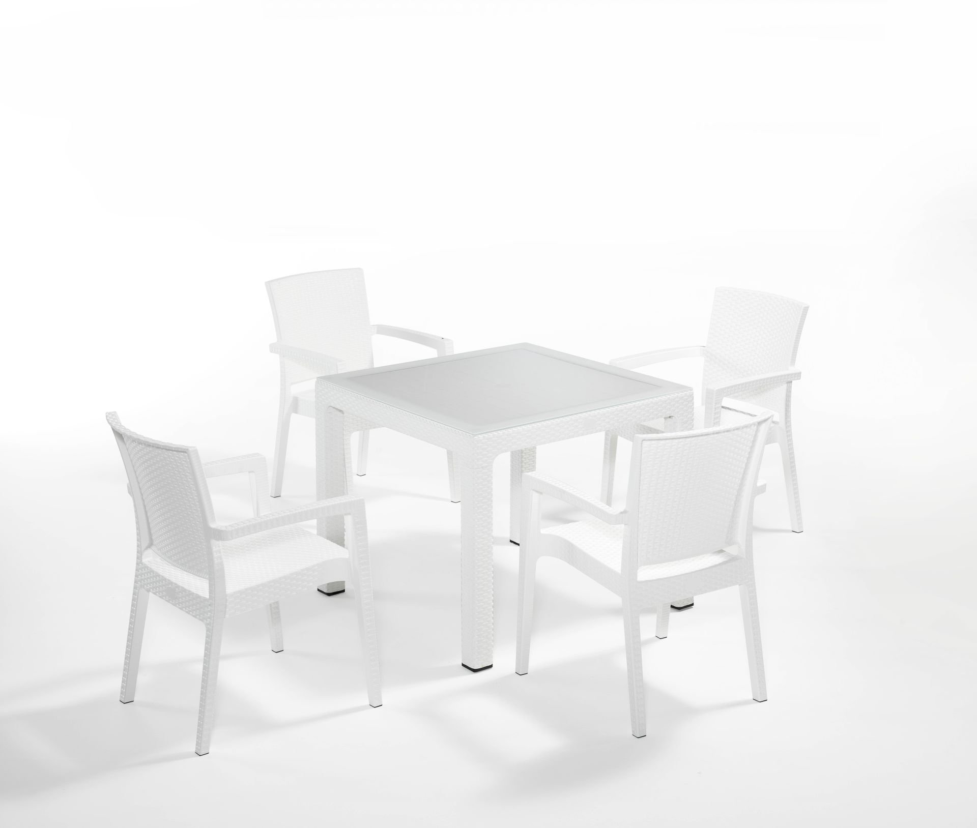 Şık Beyaz Rattan Bahçe Seti: 4 Kişilik 90x90 cm Dikdörtgen Masa ve Sandalyeler ile Teras ve Bahçelerinizi Güzelleştirin