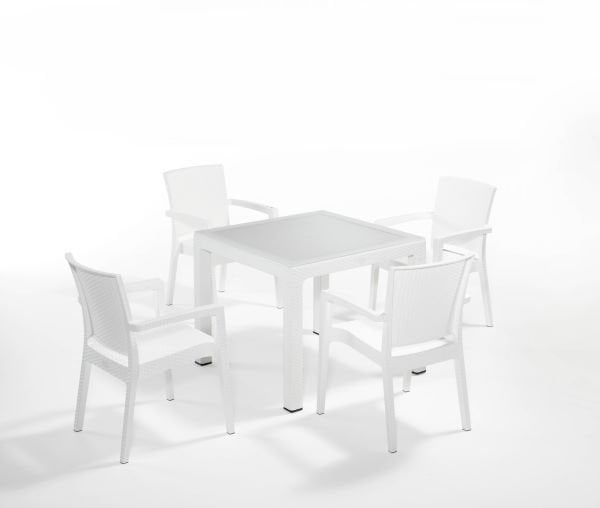 Şık Beyaz Rattan Bahçe Seti: 4 Kişilik 90x90 cm Dikdörtgen Masa ve Sandalyeler ile Teras ve Bahçelerinizi Güzelleştirin