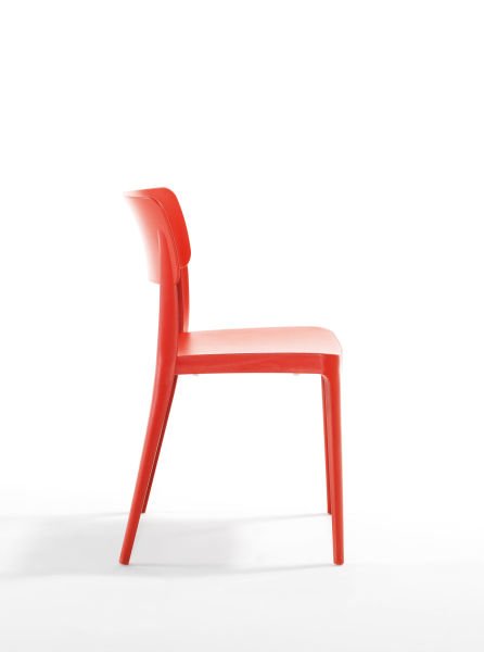 Çarpıcı Kırmızı Bahçe Sandalyesi: Mutfak ve Açık Alanlar İçin Şık Seçenek