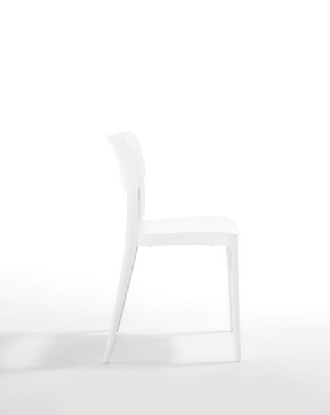 Estetik Beyaz Dış Mekan Sandalyesi İstiflenebilir ve Dayanıklı Tasarım