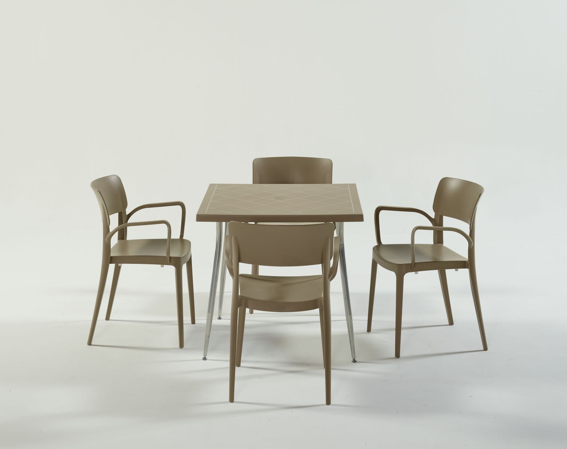 Kum Beji Renkli Dış Mekan Bahçe Masa Sandalye Takımı 80x80 cm Kare Tasarım ile Estetik Açık Alan Kullanımı