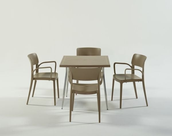 Kum Beji Renkli Dış Mekan Bahçe Masa Sandalye Takımı 80x80 cm Kare Tasarım ile Estetik Açık Alan Kullanımı