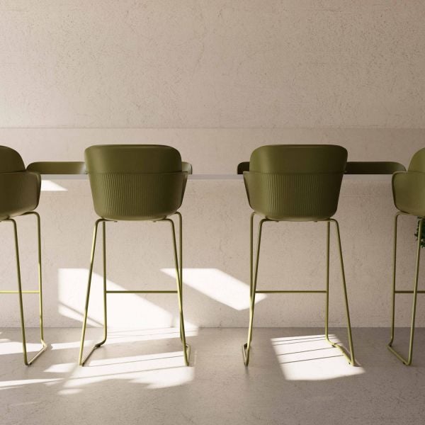 Haki Yeşil Metal Krom Ayaklı Plastik Oturumlu Bar Sandalyesi – Ergonomik, Dayanıklı ve Şık