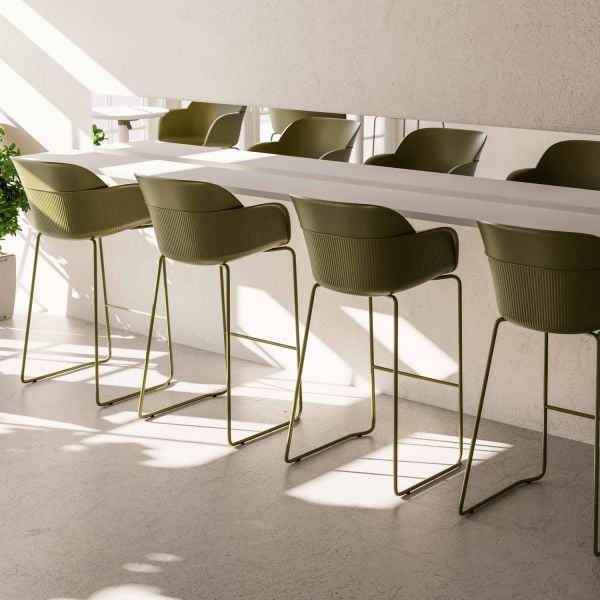 Haki Yeşil Plastik Oturumlu Metal Ayaklı Bar Sandalyesi – Ergonomik, Şık ve Dayanıklı Mutfak, Cafe, Restoran, Otel, Bistro, Fast Food Sandalyesi