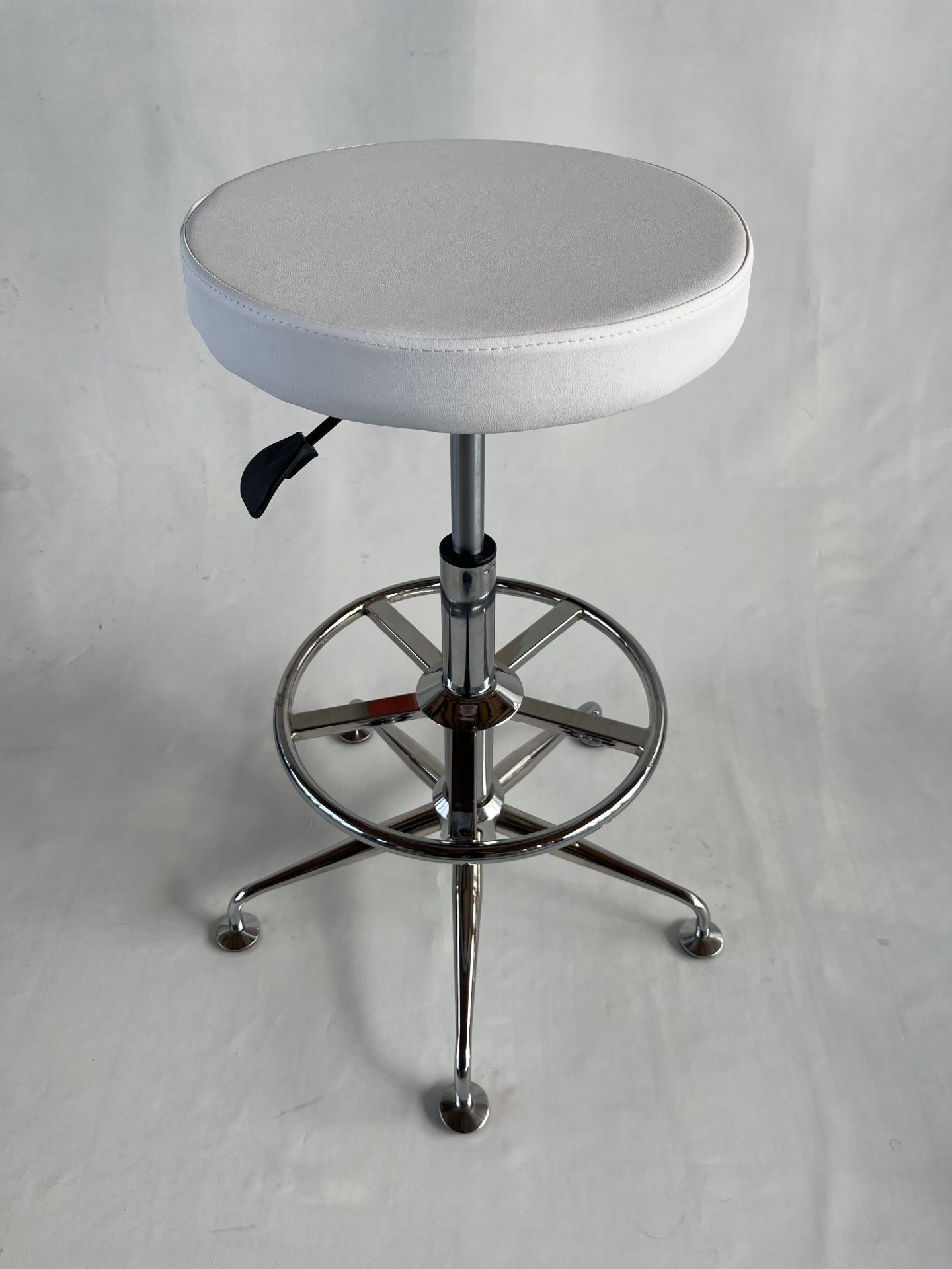 Yükseklik Ayarlı Metal Krom Ayak Beyaz Deri Yüksek Tabure