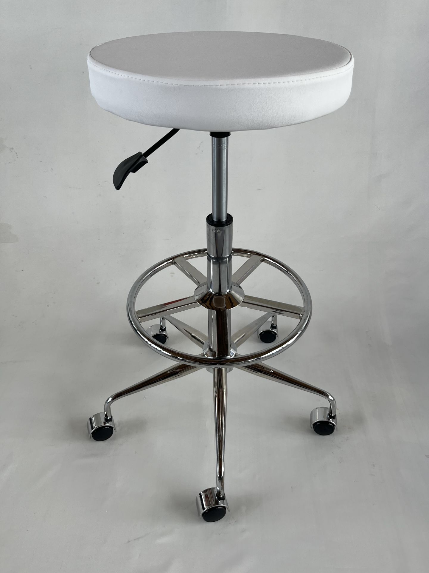 Krom Ayaklı Beyaz Deri Tekerlekli Yüksek Bar Taburesi
