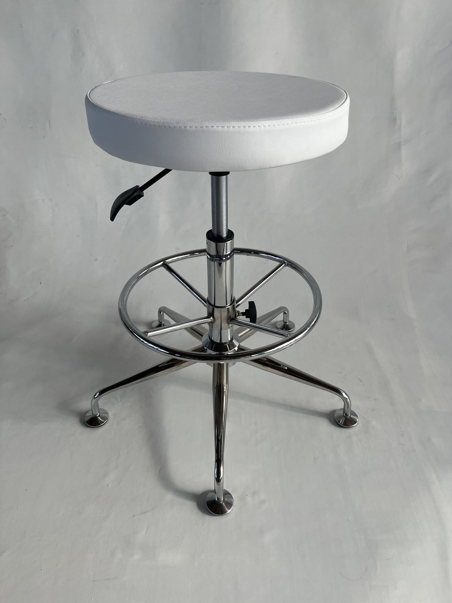 Tekerleksiz Amortisörlü Beyaz Deri Yüksek Bar Taburesi