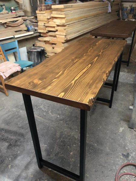 Doğal Ahşap Kütük Bar Masası Göknar Ağacı Üst Tabla ve Mat Siyah Ayaklar Mutfak Salon ve Bar Ortamları İçin 60X140X105.cm