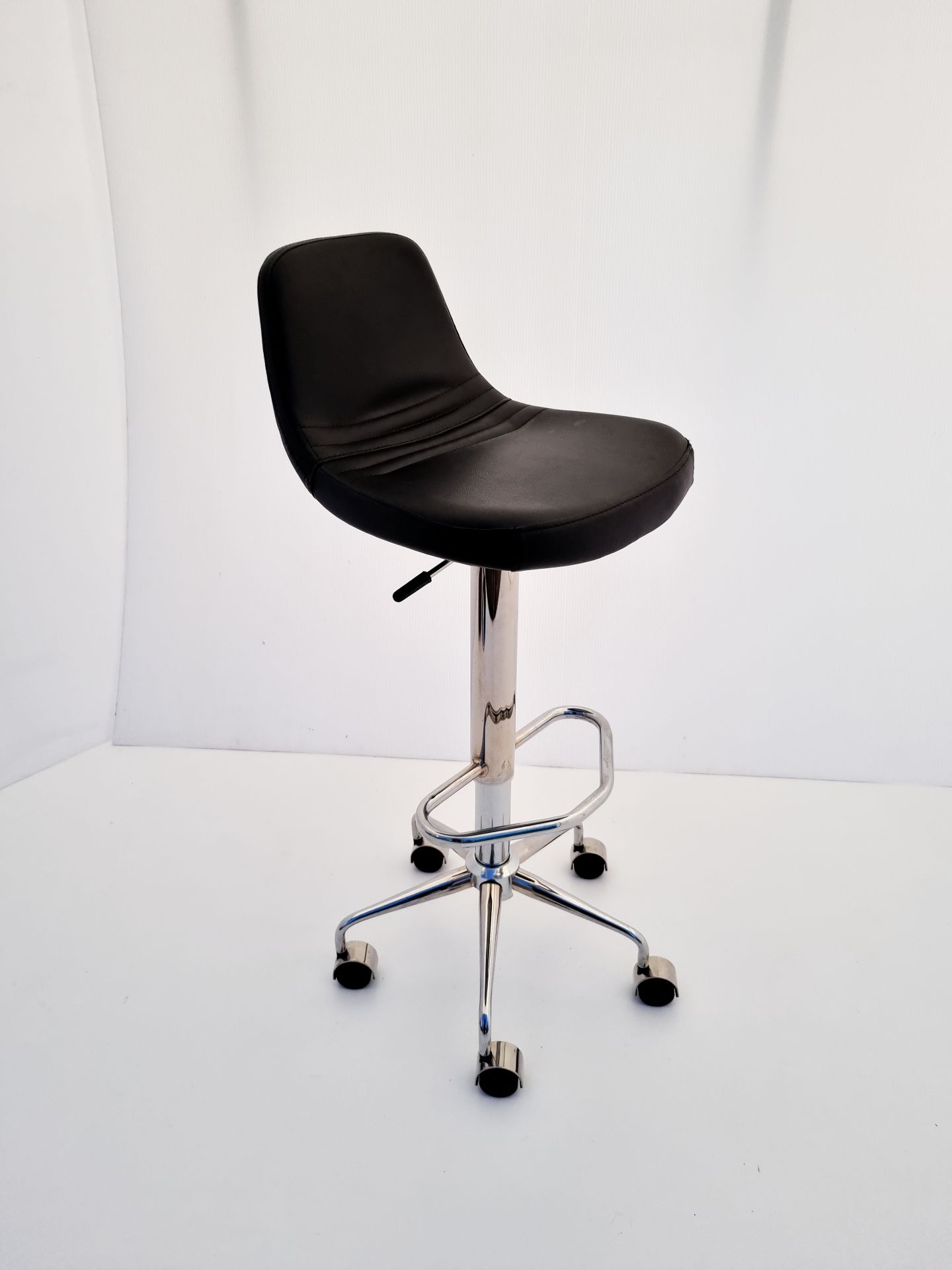 Parker Tekerlekli Siyah Deri Küçük Yüksek Bar Sandalyesi