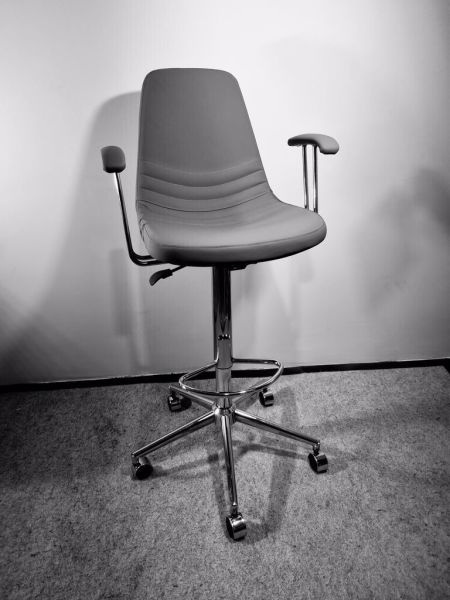 Tekerlekli Gri Deri Rahat Kollu Bar Sandalyesi Modelleri