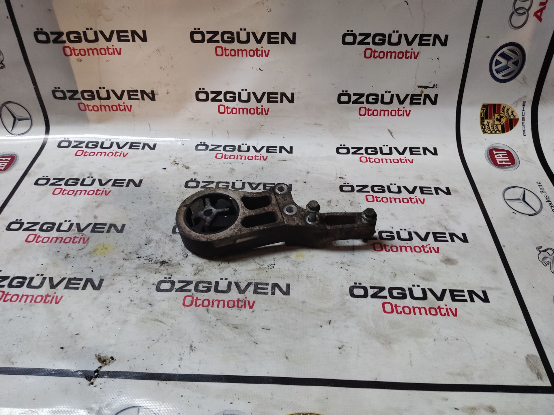 Volvo S80 2.4 D5 Arka motor kulağı