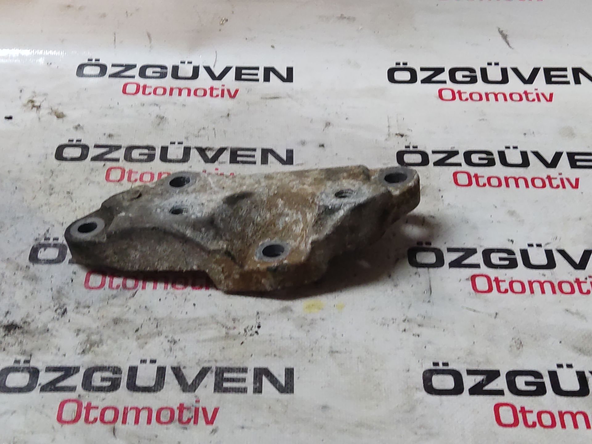 Volvo S80 2.4 D5 Şanziman bağlantı kulağı