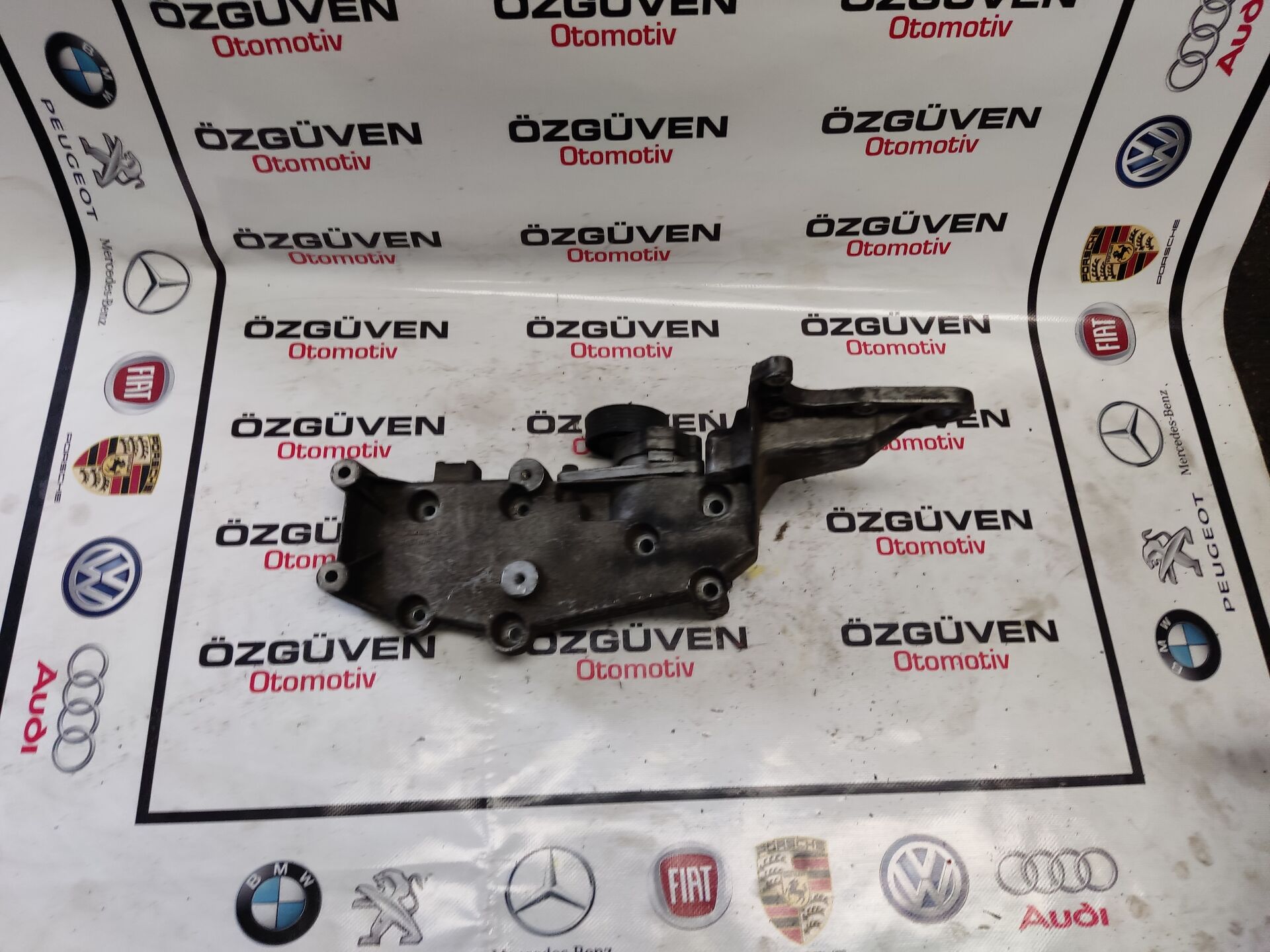 Volvo S80 2.0 T Şarj dinamo braketi