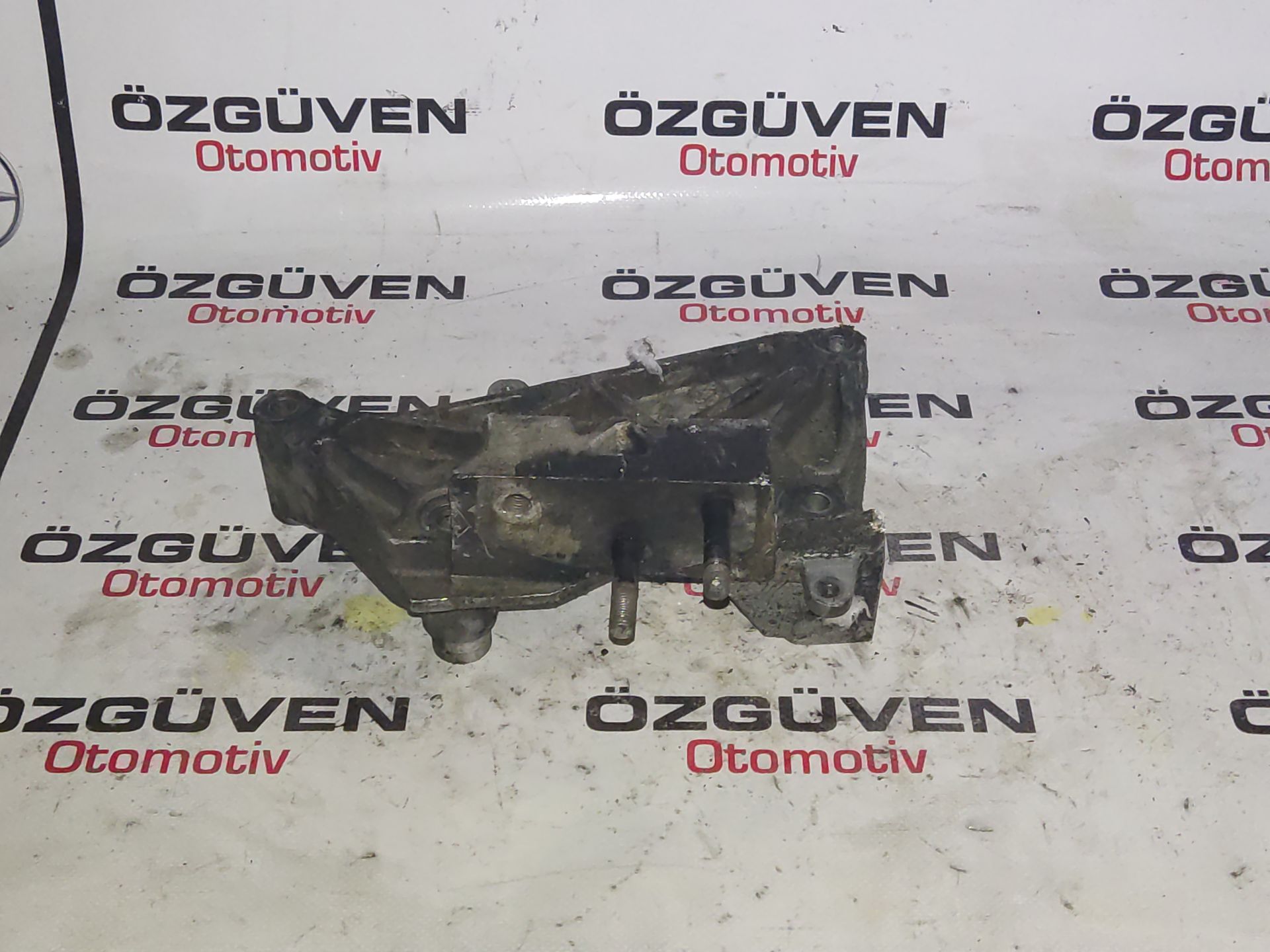Hundai Tucson 2.0 CRDİ motor Kulak braketi