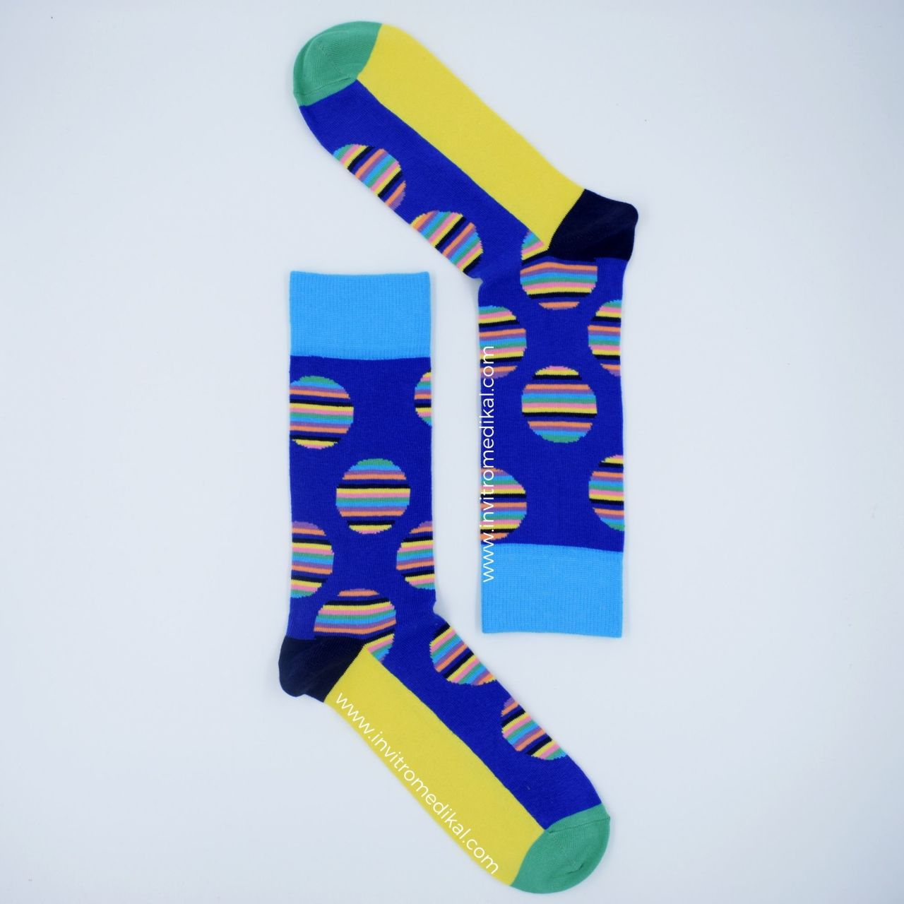 Renkli Çizgili Daireler Desenli Çorap