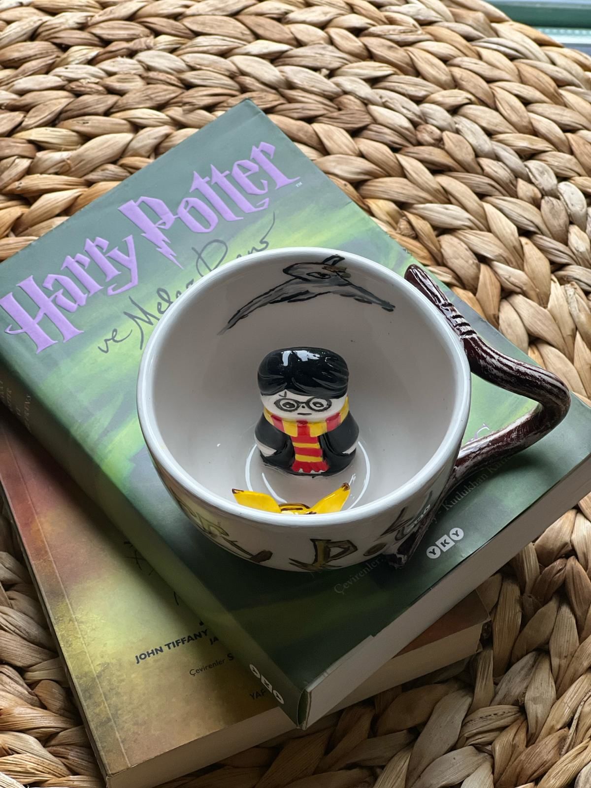 Harry Potter Kabartmalı 3D Seramik Kahve Kupası - Harry Potter Hayranları için Özel Tasarım