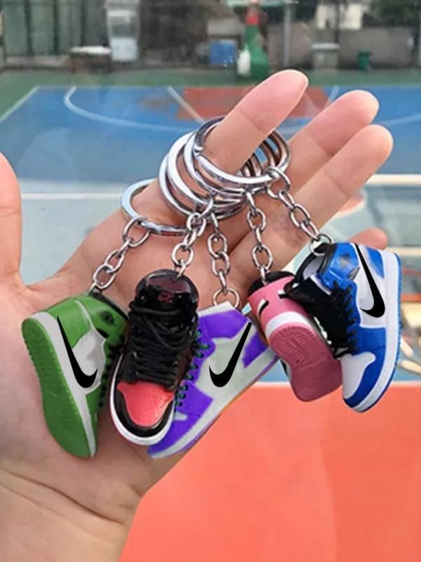 Bilekli Sneakers Figürlü 3D Silikon Anahtarlık ve Çanta Süsü 1 Adet