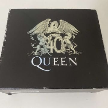 Queen – Queen 40 (5 CD Kutulu Set) Posterli