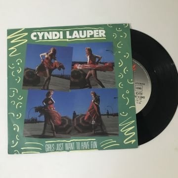 Cyndi Lauper – Girls Just Want To Have Fun