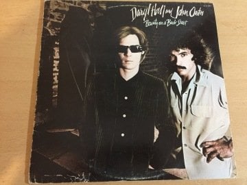 Daryl Hall And John Oates – Beauty On A Back Street