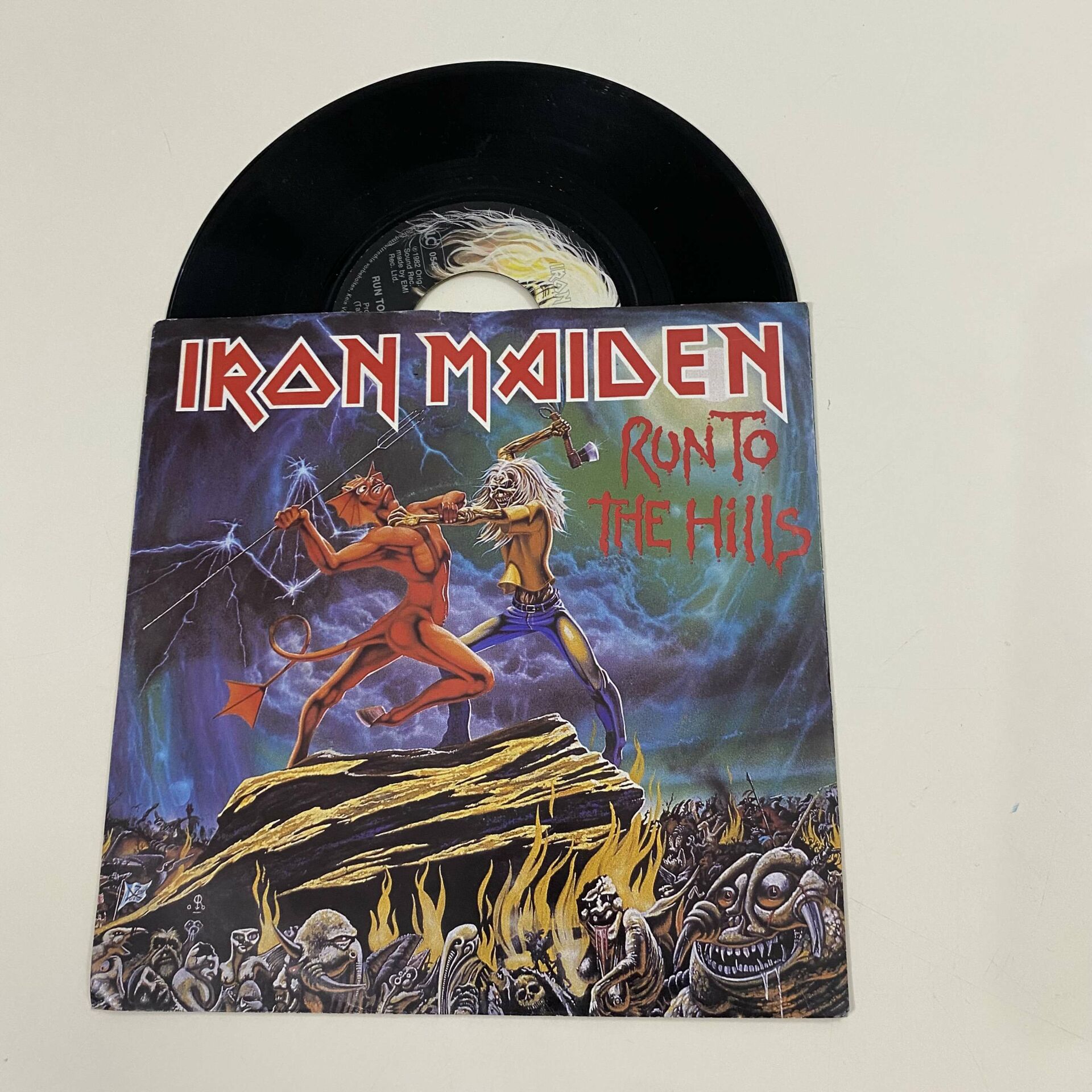 Iron Maiden – Run To The Hills