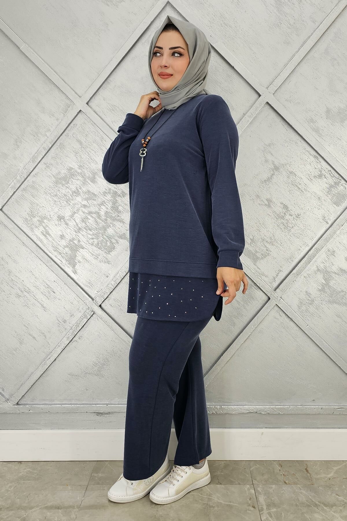 KADIN KOLYE VE TAŞ DETAYLI TESETTÜR TAKIM LACİVERT - 2 BEDEN