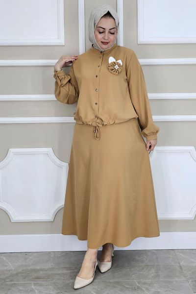 KADIN ÇİÇEK BROŞ DETAYLI GÖMLEK ETEK TESETTÜR TAKIM CAMEL - 3 BEDEN