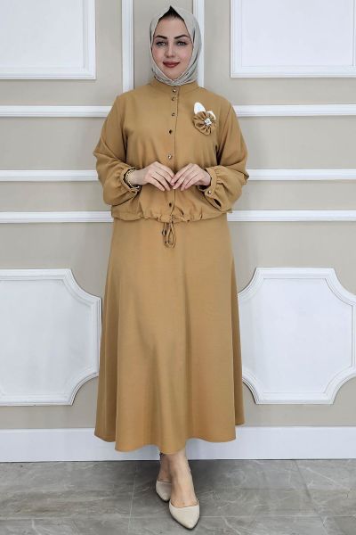 KADIN ÇİÇEK BROŞ DETAYLI GÖMLEK ETEK TESETTÜR TAKIM CAMEL - 3 BEDEN