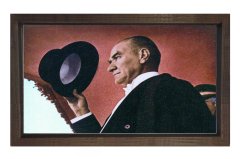 Atatürk Şapkasıyla Tablosu Kahverengi Ahşap - 100x150
