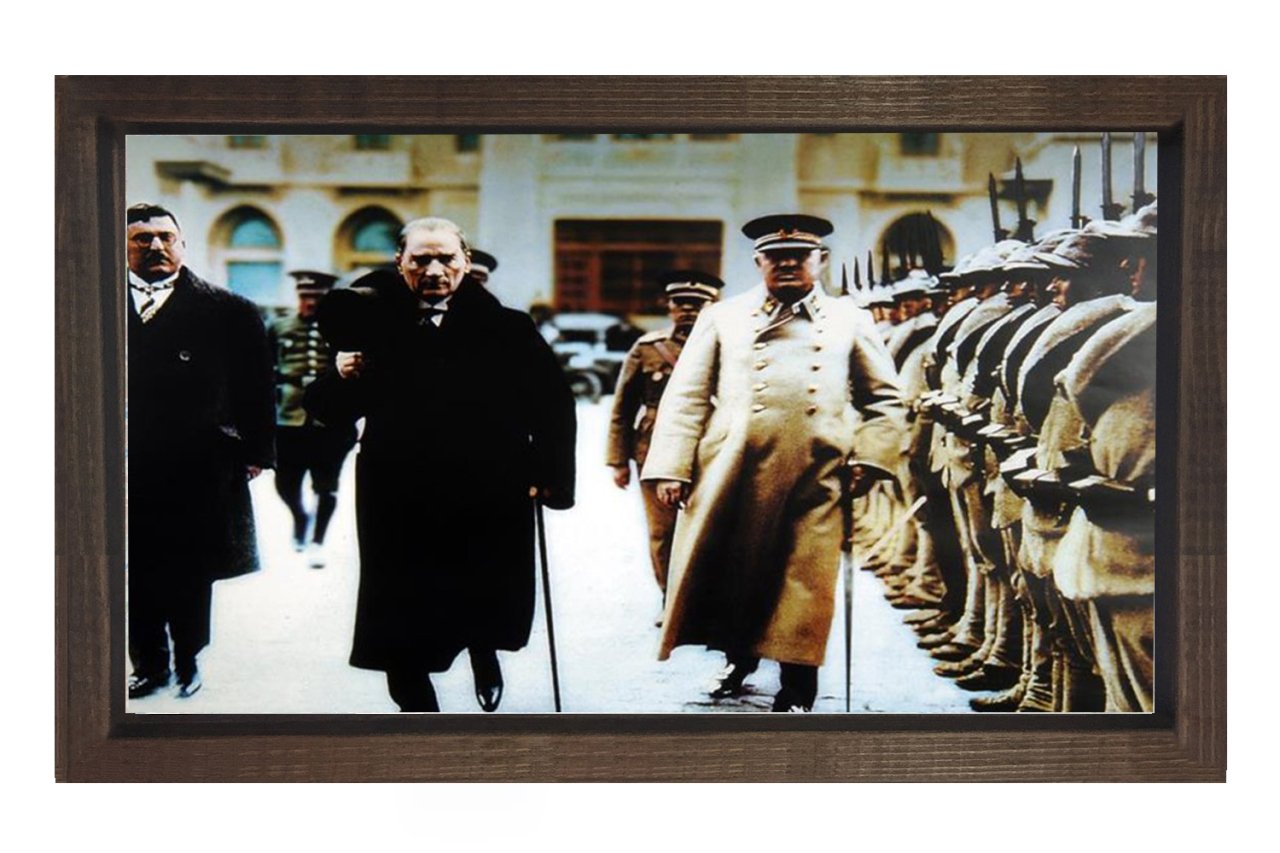 Atatürk Orduyu Selamlarken Tablosu Kahverengi Ahşap - 50x90