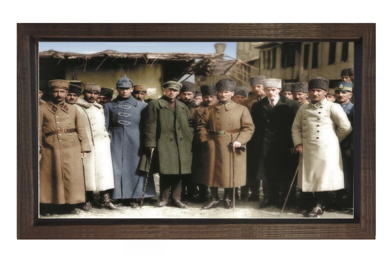 Atatürk Kurmarlarıyla Tablosu Kahverengi Ahşap - 45x30