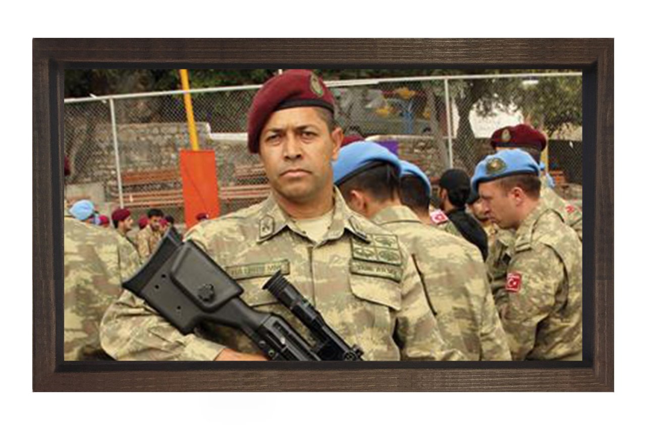 Şehit Ömer Halis Demir Tablosu Kahverengi Ahşap - 40x60