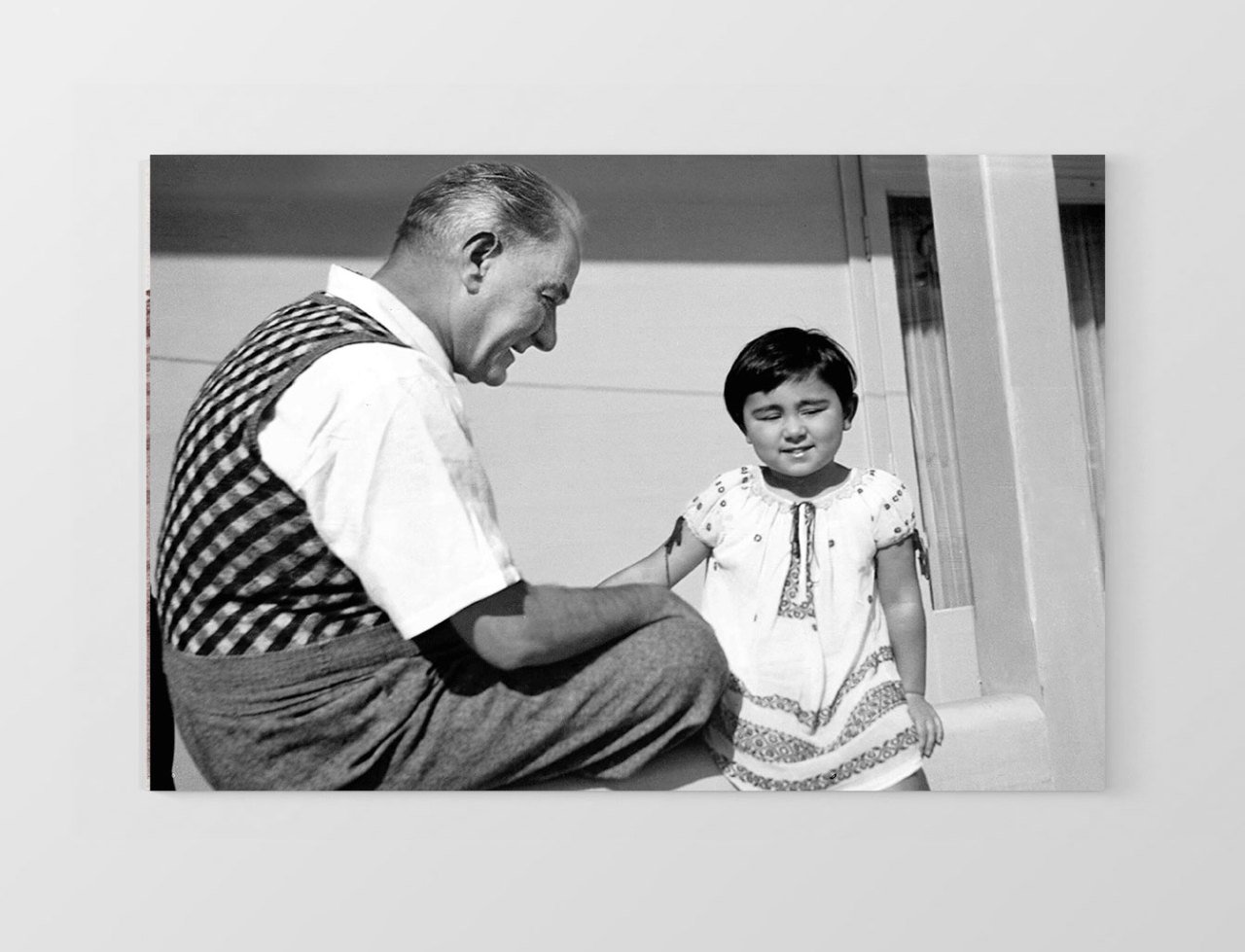 Atatürk ve manevi kızı Ülkü Tablosu Çerçevesiz - 40x60