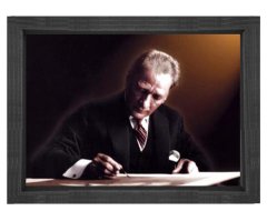 Atatürk Yazı Yazarken Tablosu Siyah Ahşap - 70x100