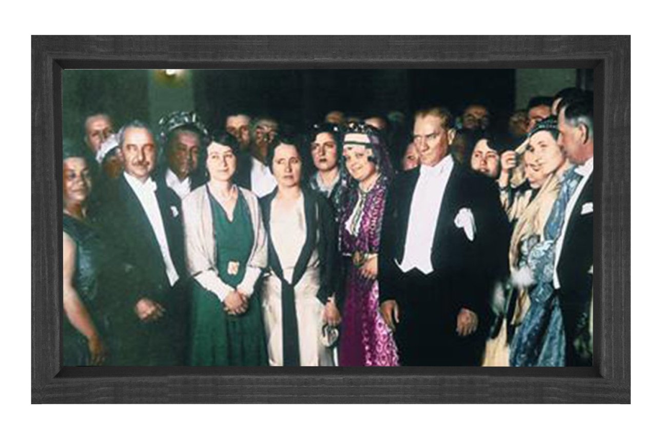 Atatürk ve Balo Tablosu Siyah Ahşap - 70x100