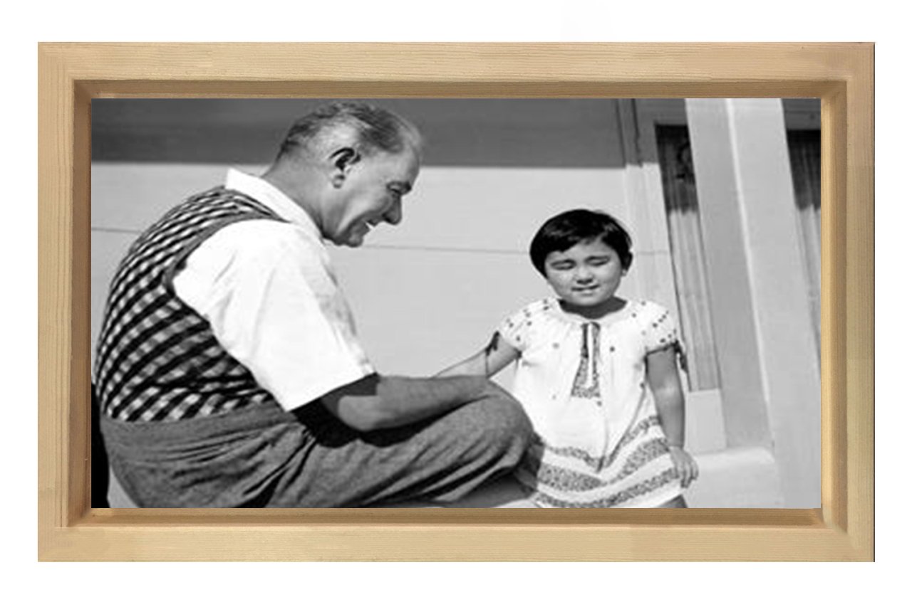 Atatürk ve manevi kızı Ülkü Tablosu Naturel Ahşap Çerçeve - 100x150